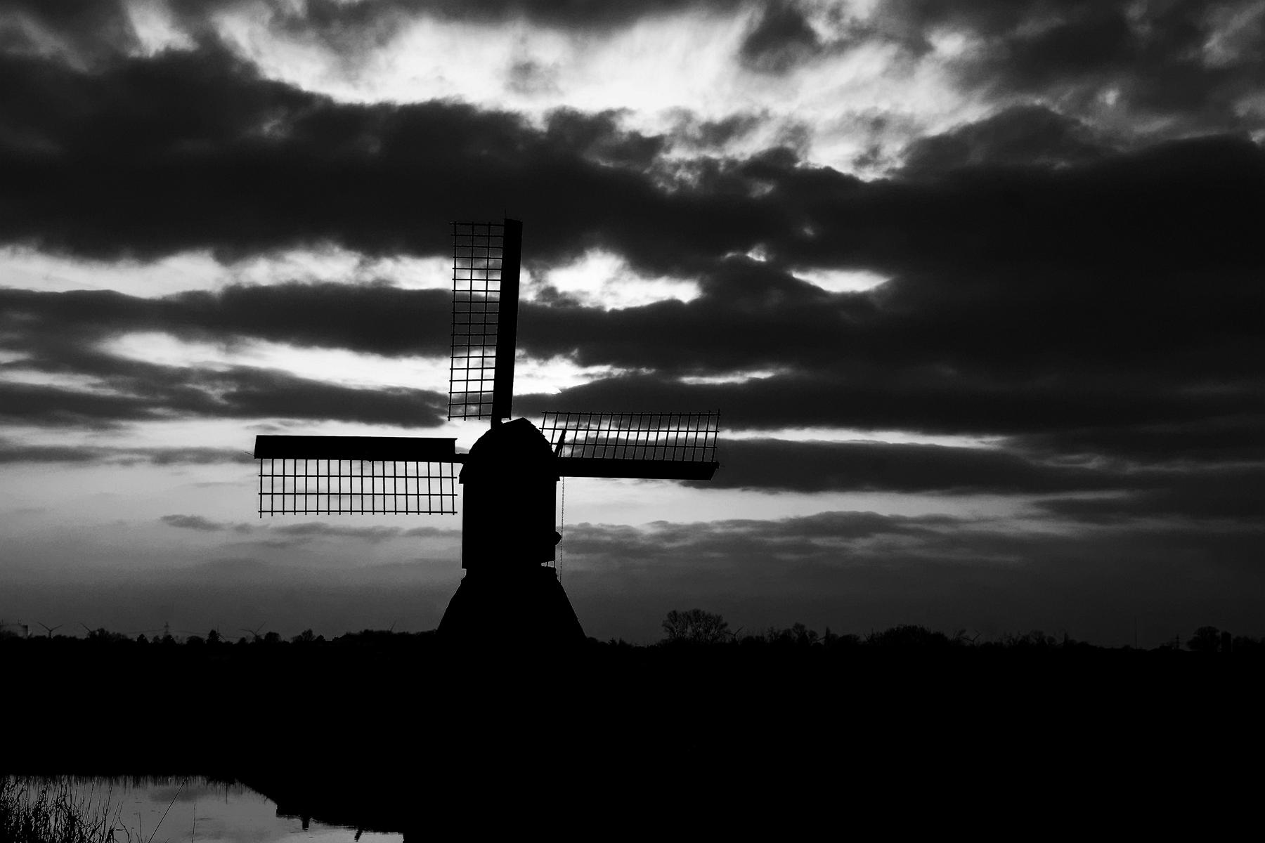 Detailreiche Aufnahmen der Schöpfmühle Honigfleth mit historischer Mühlentechnik, Holz- und Metallstrukturen sowie der ländlichen Umgebung entlang des Gewässers.