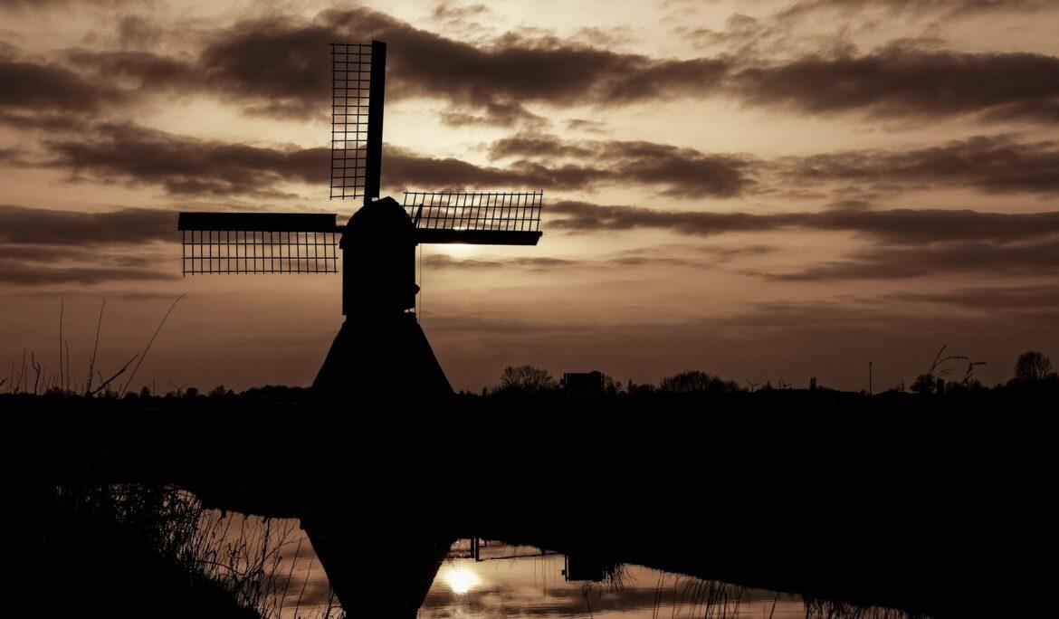 Detailreiche Aufnahmen der Schöpfmühle Honigfleth mit historischer Mühlentechnik, Holz- und Metallstrukturen sowie der ländlichen Umgebung entlang des Gewässers.