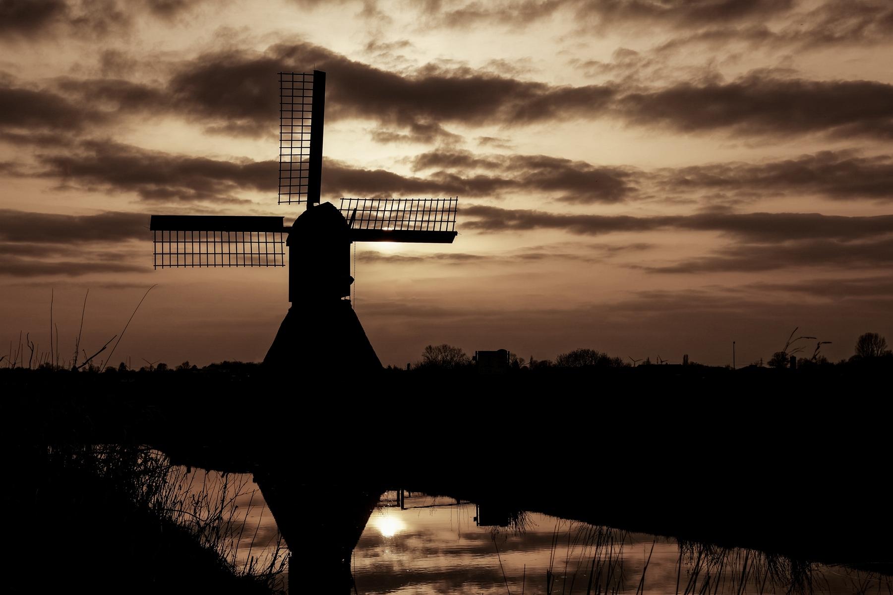 Detailreiche Aufnahmen der Schöpfmühle Honigfleth mit historischer Mühlentechnik, Holz- und Metallstrukturen sowie der ländlichen Umgebung entlang des Gewässers.