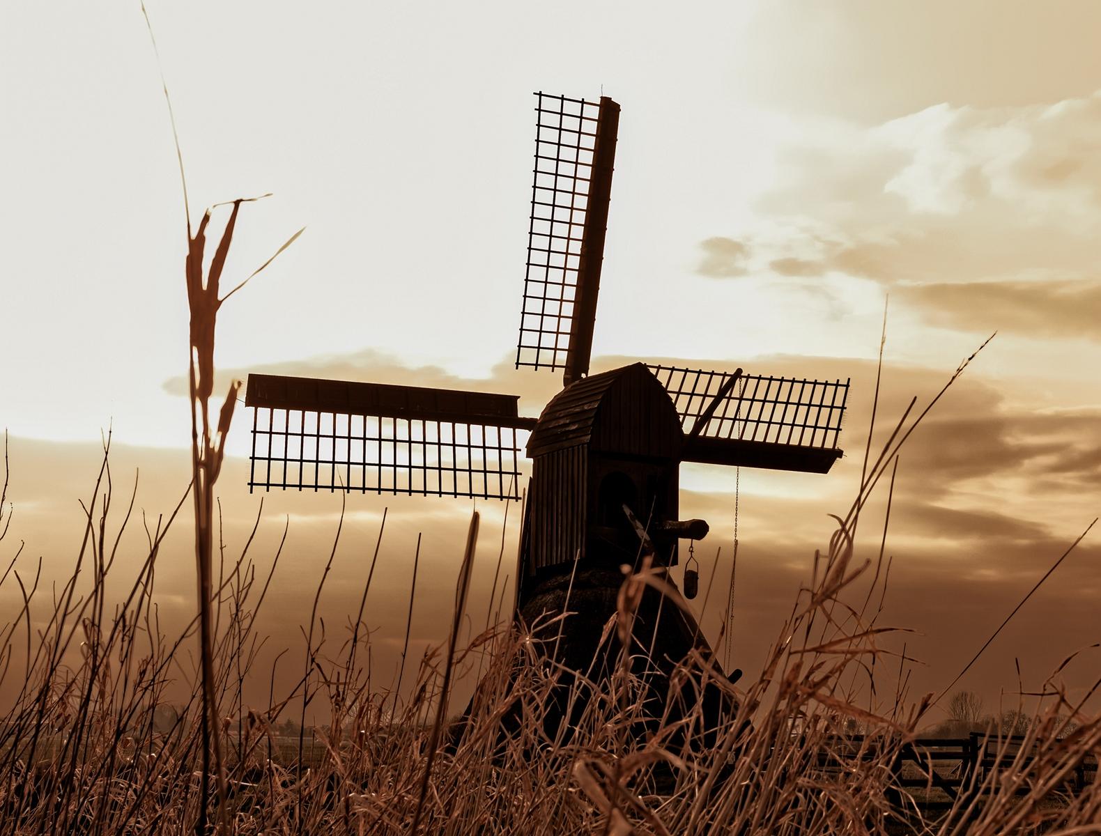 Detailreiche Aufnahmen der Schöpfmühle Honigfleth mit historischer Mühlentechnik, Holz- und Metallstrukturen sowie der ländlichen Umgebung entlang des Gewässers.