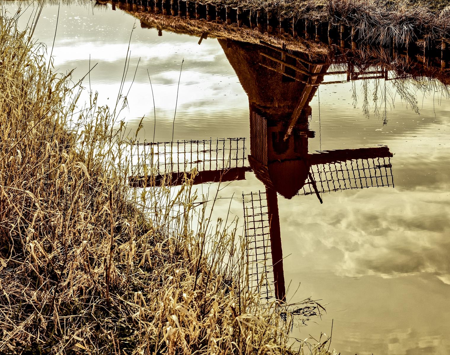 Detailreiche Aufnahmen der Schöpfmühle Honigfleth mit historischer Mühlentechnik, Holz- und Metallstrukturen sowie der ländlichen Umgebung entlang des Gewässers.
