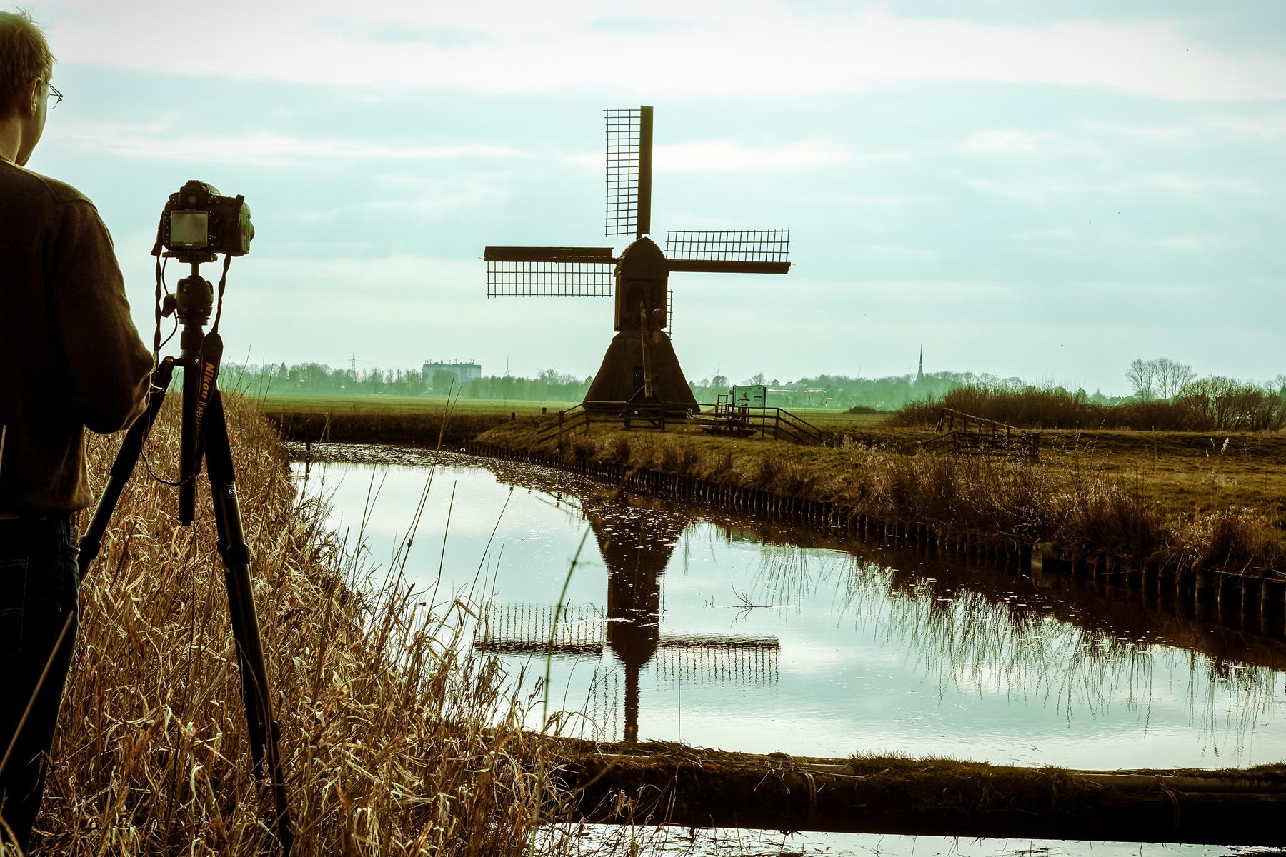 Detailreiche Aufnahmen der Schöpfmühle Honigfleth mit historischer Mühlentechnik, Holz- und Metallstrukturen sowie der ländlichen Umgebung entlang des Gewässers.