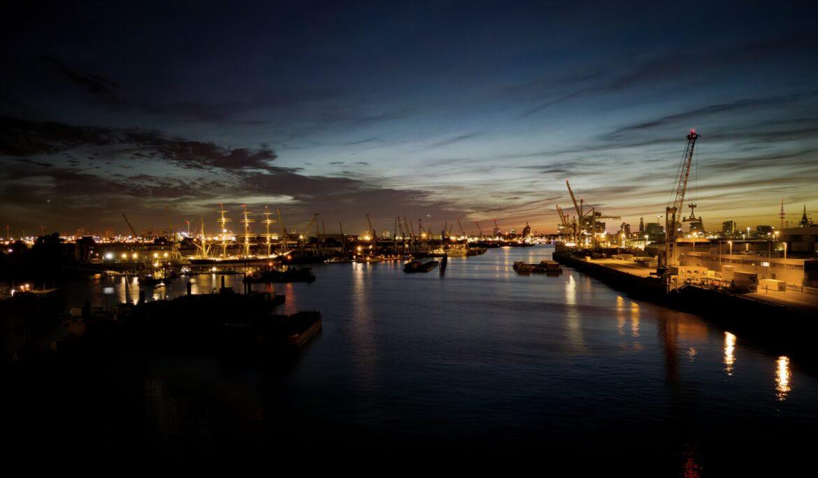 Nächtliche Drohnenaufnahme von Hamburger Süden aus der Vogelperspektive