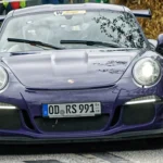 Violetter Porsche 911 GT3 RS der Baureihe 991 mit eingeschalteten Scheinwerfern beim Hamburger Stadtpark-Revival. Violetter Porsche 911 GT3 RS der Baureihe 991 mit eingeschalteten Scheinwerfern beim Hamburger Stadtpark-Revival.