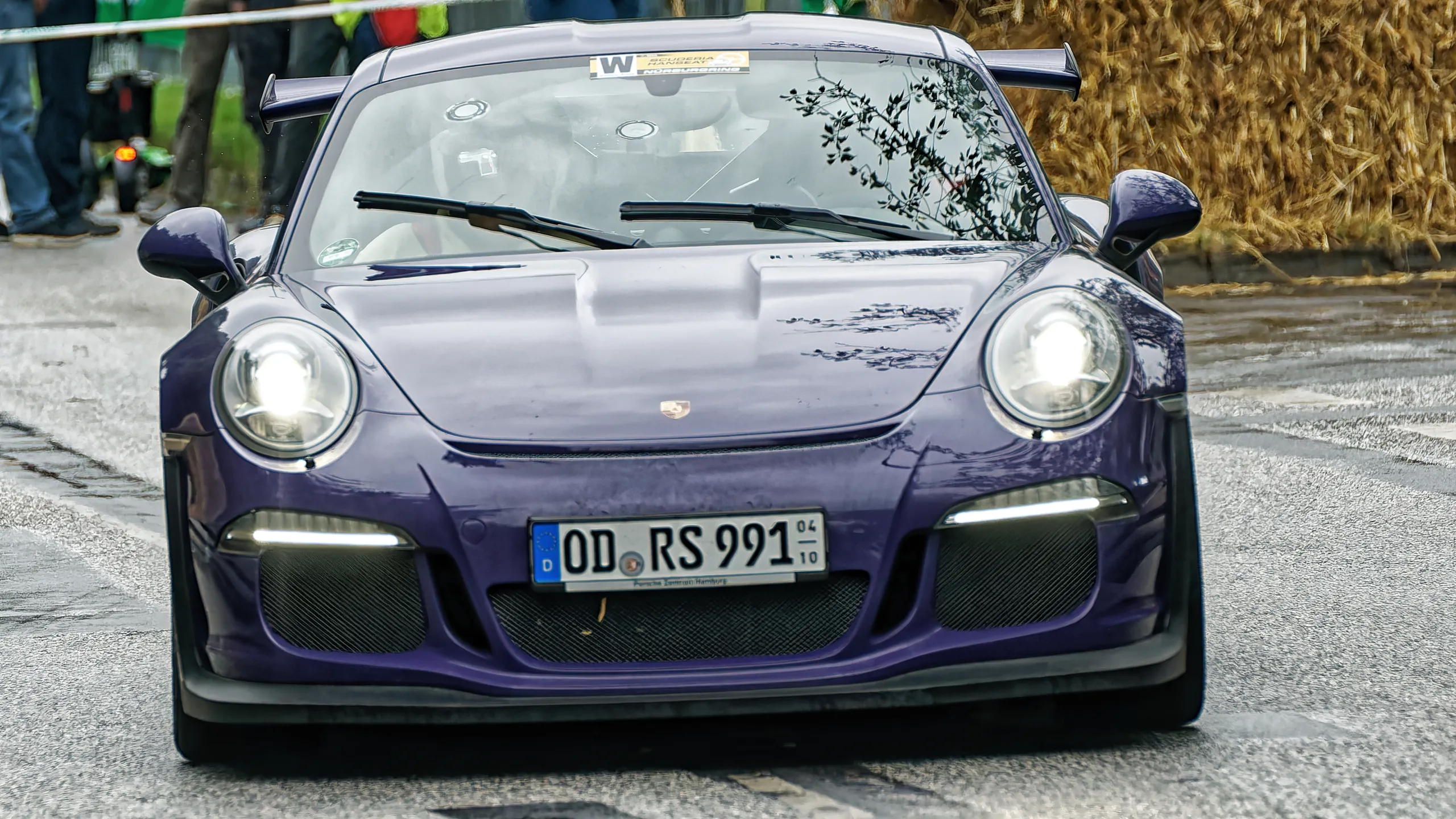 Violetter Porsche 911 GT3 RS der Baureihe 991 mit eingeschalteten Scheinwerfern beim Hamburger Stadtpark-Revival.