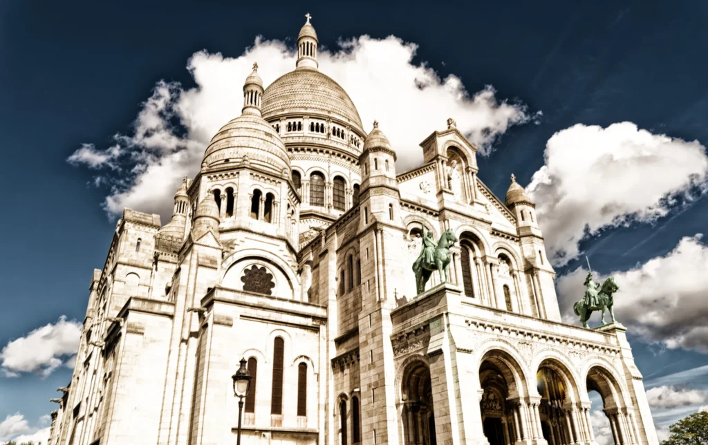 Basilika Sacré-Cœur auf dem Montmartre vor dramatischem Wolkenhimmel