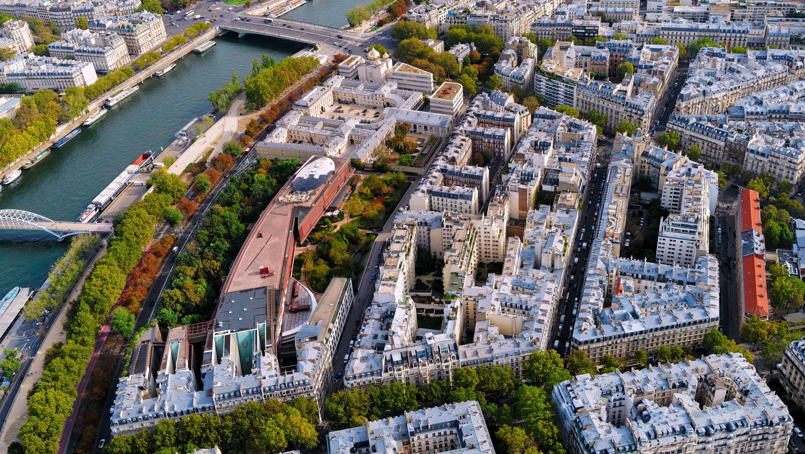 Luftaufnahme von Paris mit der Seine und dicht bebauten Stadtvierteln