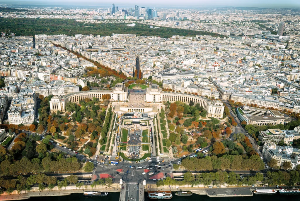 Panoramablick vom Eiffelturm auf den Trocadéro und die Dächer von Paris
