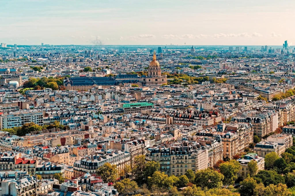 Weitblick über die Dächer von Paris mit dem Invalidendom