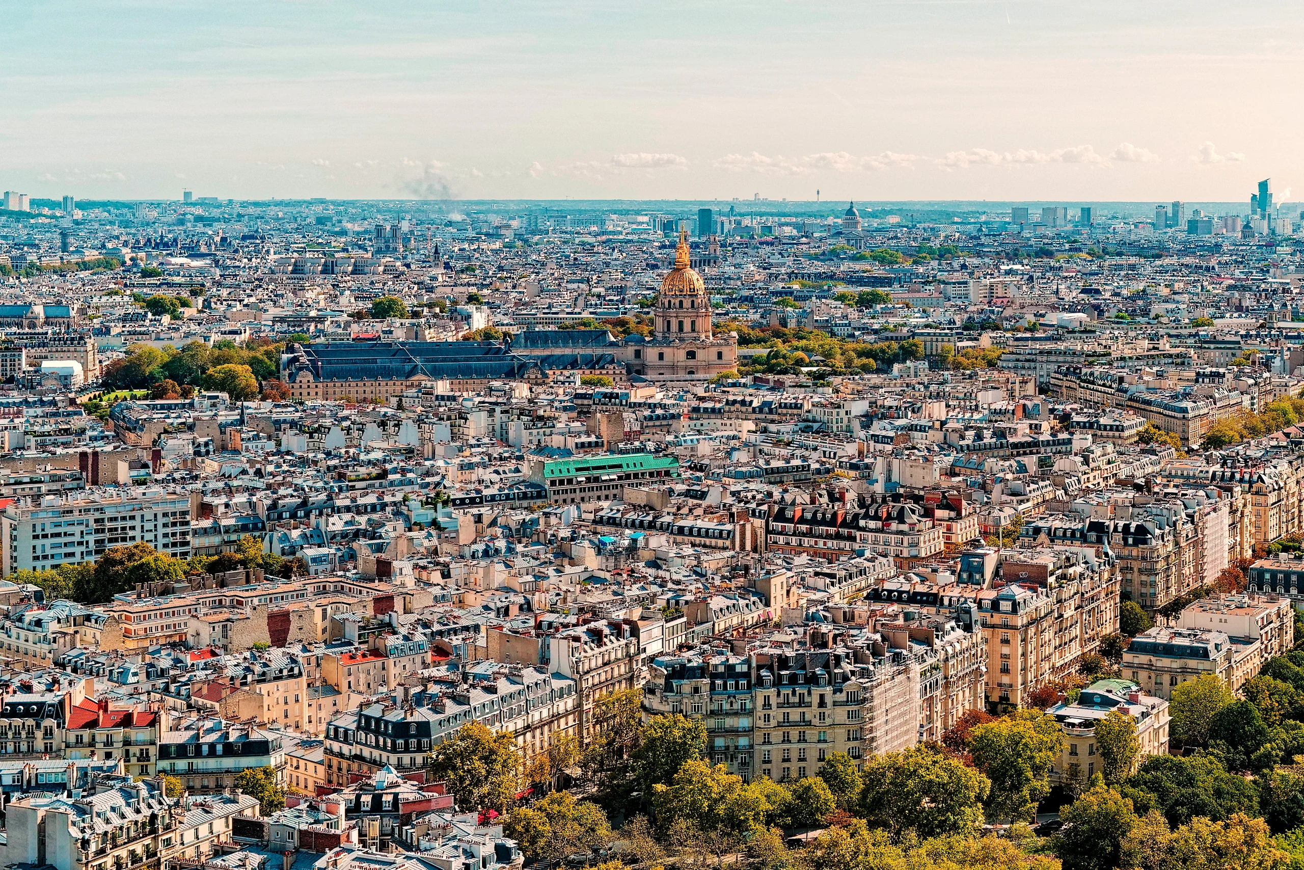 Weitblick über die Dächer von Paris mit dem Invalidendom