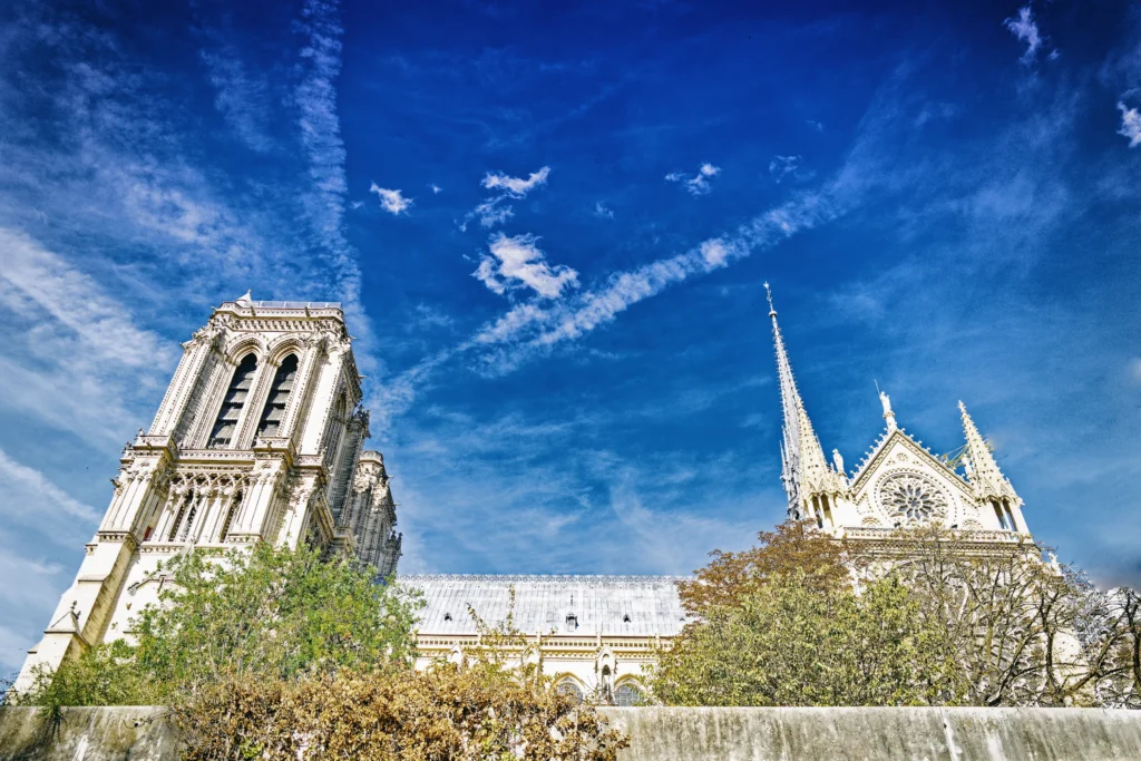 Kathedrale Notre-Dame in Paris mit ihren Türmen vor tiefblauem Himmel