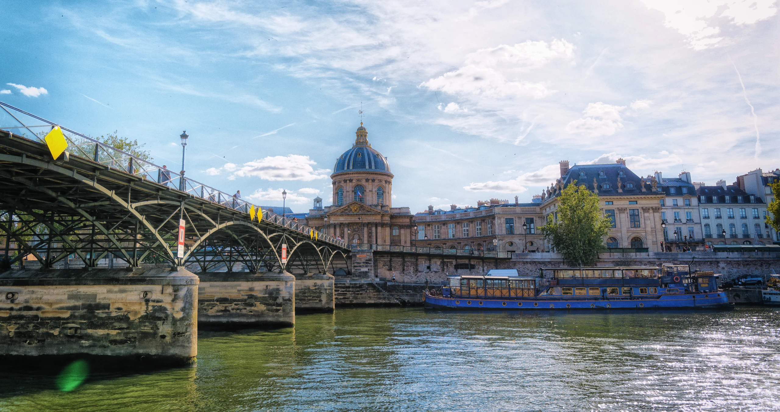 Pont des Arts und Institut de France an der Seine in Paris