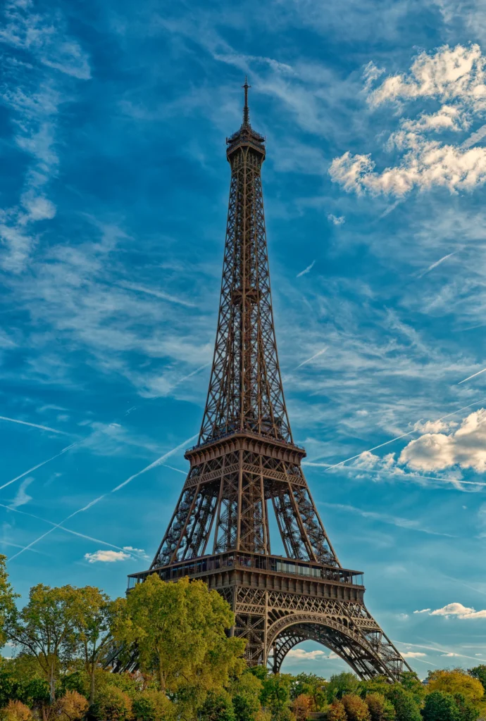 Eiffelturm in Paris aus der Froschperspektive vor blauem Himmel