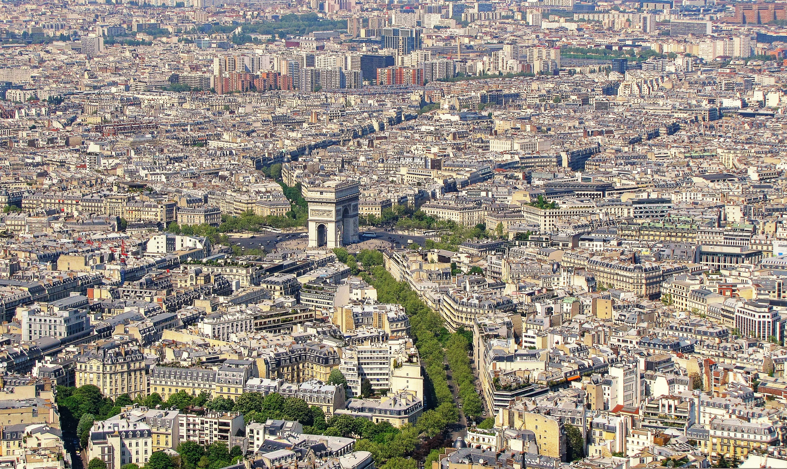 Panoramablick über Paris mit dem Arc de Triomphe im Zentrum