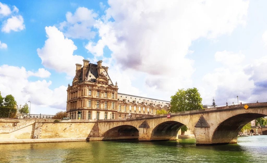 Historische Brücke über die Seine mit dem Louvre im Hintergrund